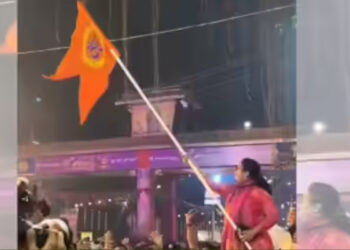 ക്ഷേത്ര ഘോഷയാത്രയില്‍ ആര്‍എസ്എസ് പതാകയുമായി കളക്ടര്‍, കൈമാറിയത് എംഎല്‍എ, വിമര്‍ശനവുമായി കോണ്‍ഗ്രസ്