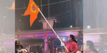 ക്ഷേത്ര ഘോഷയാത്രയില്‍ ആര്‍എസ്എസ് പതാകയുമായി കളക്ടര്‍, കൈമാറിയത് എംഎല്‍എ, വിമര്‍ശനവുമായി കോണ്‍ഗ്രസ്