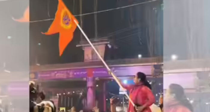 ക്ഷേത്ര ഘോഷയാത്രയില്‍ ആര്‍എസ്എസ് പതാകയുമായി കളക്ടര്‍, കൈമാറിയത് എംഎല്‍എ, വിമര്‍ശനവുമായി കോണ്‍ഗ്രസ്