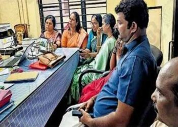 ആരു ഭരിച്ചാലും മാറനല്ലൂരിൽ ഹാരം മസ്റ്റാ… ഔദ്യോഗിക വാഹനത്തിൽ തൂക്കിയ കാവിഹാരം മാറ്റണമെന്ന് ആവശ്യപ്പെട്ട് മൂന്നുമണിക്കൂർ ഇടതു ഉപരോധം, ഒടുവിൽ സമരം അവസാനിപ്പിച്ചത് പോലീസ് സാന്നിധ്യത്തിൽ ഹാരം നീക്കി!! കഴിഞ്ഞ തവണ അധികാരത്തിലേറിയപ്പോൾ ഈ പണി ചെയ്തത് ഇടത് അം​ഗങ്ങൾ