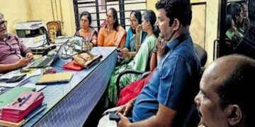 ആരു ഭരിച്ചാലും മാറനല്ലൂരിൽ ഹാരം മസ്റ്റാ… ഔദ്യോഗിക വാഹനത്തിൽ തൂക്കിയ കാവിഹാരം മാറ്റണമെന്ന് ആവശ്യപ്പെട്ട് മൂന്നുമണിക്കൂർ ഇടതു ഉപരോധം, ഒടുവിൽ സമരം അവസാനിപ്പിച്ചത് പോലീസ് സാന്നിധ്യത്തിൽ ഹാരം നീക്കി!! കഴിഞ്ഞ തവണ അധികാരത്തിലേറിയപ്പോൾ ഈ പണി ചെയ്തത് ഇടത് അം​ഗങ്ങൾ