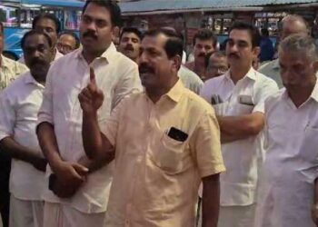 ‘എംഎൽഎ ഓഫീസിലേക്ക് മാർച്ചുമായി വന്നാൽ കയ്യുംകെട്ടി നോക്കി നിൽക്കില്ല, ഇന്നത്തേത് സാമ്പിൾ വെടിക്കെട്ട്, ആരെങ്കിലും എന്തെങ്കിലും പറയുന്നത് കേട്ടുകൊണ്ട് ചെങ്കൊടിക്ക് നേരെ വന്നാൽ നിവർന്ന് പോകില്ല, പാർട്ടിയെ വെല്ലുവിളിക്കാൻ മുന്നോട്ട് വന്നാൽ അത് നല്ലതിനാകില്ല, തടി കേടാക്കേണ്ടി വരും’- നടുറോഡിൽ സിപിഎം നേതാവിന്റെ ഭീഷണി