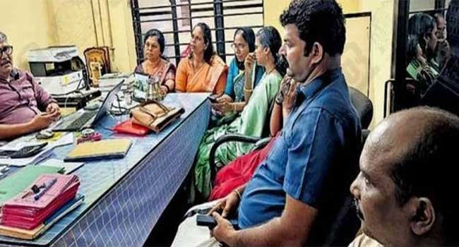 ആരു ഭരിച്ചാലും മാറനല്ലൂരിൽ ഹാരം മസ്റ്റാ… ഔദ്യോഗിക വാഹനത്തിൽ തൂക്കിയ കാവിഹാരം മാറ്റണമെന്ന് ആവശ്യപ്പെട്ട് മൂന്നുമണിക്കൂർ ഇടതു ഉപരോധം, ഒടുവിൽ സമരം അവസാനിപ്പിച്ചത് പോലീസ് സാന്നിധ്യത്തിൽ ഹാരം നീക്കി!! കഴിഞ്ഞ തവണ അധികാരത്തിലേറിയപ്പോൾ ഈ പണി ചെയ്തത് ഇടത് അം​ഗങ്ങൾ