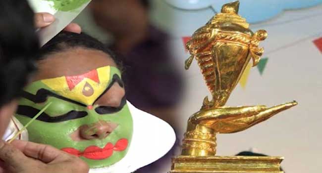 ആ സ്വർണക്കപ്പ് കണ്ണൂരുകാര് ഇങ്ങെടുക്കുവാ മക്കളേ… 23 വർഷത്തിനു ശേഷം സ്വന്തം തട്ടകത്തിൽ കയറി തൃശൂരിനെ 5 പോയിന്റിനു മലർത്തിയടിച്ചു, സംസ്ഥാന സ്‌കൂൾ കലോത്സവത്തിൽ സ്വർണക്കിരീടം കണ്ണൂരിന്,