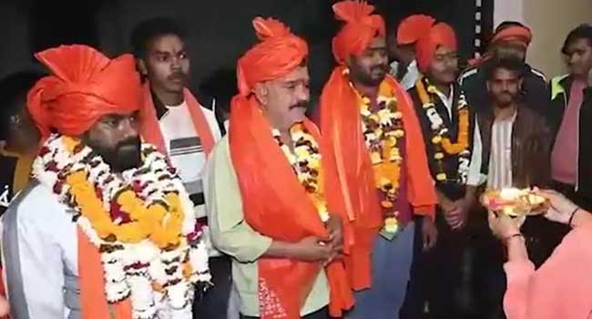 ഷോപ്പിങ് മാളിലെ ക്രിസ്മസ് അലങ്കാരങ്ങൾ അടിച്ച് തകർത്ത ബജ്റംഗ്ദൾ പ്രവർത്തകർക്ക് വൻ സ്വീകരണം, ജാമ്യം കിട്ടി പുറത്തിറങ്ങിയ പ്രതികളെ കാവി ഷാളുകൾ അണിയിച്ചും പൂമാലകൾ ചാർത്തിയും മുദ്രാവാക്യം വിളിച്ചും വരവേൽപ്