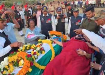 അവളെ ആദ്യമായി കാണാനായി, പൊന്നുമകളെ വാരിയെടുക്കാനായി ആ അച്ഛൻ പാഞ്ഞു, പക്ഷെ അവൾ ഭൂമിയിലേക്ക് പിറന്നു വീഴുന്നതിന് മണിക്കൂറുകൾ മുൻപ് വിധിയു‌ടെ കൊടും ക്രൂരത… അച്ഛന്റെ ജീവനെടുത്തു, മകളെ ആദ്യമായി കാണാനുള്ള അവസാന ആ​ഗ്രഹം പൂർത്തിയാകാതെ ആ സൈനികൻ മടങ്ങി…വീ‍ഡിയോ