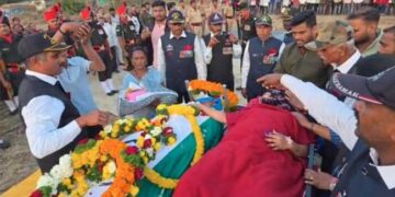 അവളെ ആദ്യമായി കാണാനായി, പൊന്നുമകളെ വാരിയെടുക്കാനായി ആ അച്ഛൻ പാഞ്ഞു, പക്ഷെ അവൾ ഭൂമിയിലേക്ക് പിറന്നു വീഴുന്നതിന് മണിക്കൂറുകൾ മുൻപ് വിധിയു‌ടെ കൊടും ക്രൂരത… അച്ഛന്റെ ജീവനെടുത്തു, മകളെ ആദ്യമായി കാണാനുള്ള അവസാന ആ​ഗ്രഹം പൂർത്തിയാകാതെ ആ സൈനികൻ മടങ്ങി…വീ‍ഡിയോ