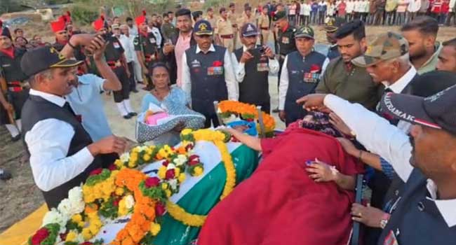 അവളെ ആദ്യമായി കാണാനായി, പൊന്നുമകളെ വാരിയെടുക്കാനായി ആ അച്ഛൻ പാഞ്ഞു, പക്ഷെ അവൾ ഭൂമിയിലേക്ക് പിറന്നു വീഴുന്നതിന് മണിക്കൂറുകൾ മുൻപ് വിധിയു‌ടെ കൊടും ക്രൂരത… അച്ഛന്റെ ജീവനെടുത്തു, മകളെ ആദ്യമായി കാണാനുള്ള അവസാന ആ​ഗ്രഹം പൂർത്തിയാകാതെ ആ സൈനികൻ മടങ്ങി…വീ‍ഡിയോ