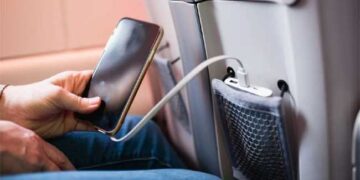 വിമാനത്തിൽവച്ച് മൊബൈലിന് ചാർജ് തീർന്നാൽ ഇനി മാനത്തേക്കും നോക്കിയിരിക്കാം… വിമാനങ്ങളിൽ പവർ ബാങ്ക് ഉപയോഗം നിരോധിച്ച് ഡിജിസിഎ, ഫോണുകളും മറ്റ് ഇലക്ട്രിക് ഉപകരണങ്ങളും ചാർജ് ചെയ്യാനും വിലക്ക്