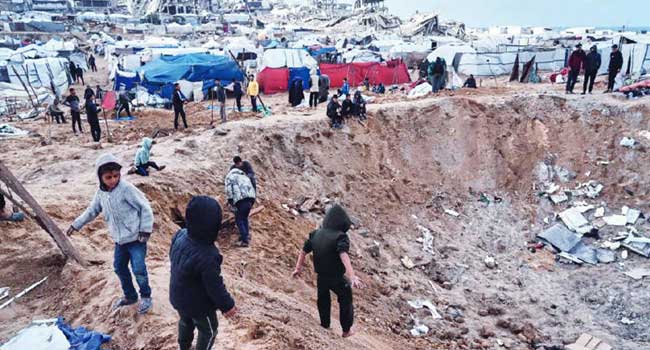 ഇസ്രയേൽ വ്യോമാക്രമണത്തിൽ ഹമാസ് ആന്റി ടാങ്ക് മിസൈൽ വിഭാ​ഗം തലവൻ, ആയുധ നിർമ്മാണ വിഭാഗം മേധാവി ഉൾപെടെ 14 പേർ കൊല്ലപ്പെട്ടു, കൊല്ലപ്പെട്ടവരിൽ ടെന്റ് ക്യാമ്പിലുണ്ടായിരുന്ന കുട്ടികളും!! ഇരകൾ രക്ഷാപ്രവർത്തകർക്ക് എത്താൻ കഴിയാത്ത പ്രദേശങ്ങളിൽ കുടുങ്ങിക്കിടക്കുന്നു, ‘ബോർഡ് ഓഫ് പീസ്’ അടുത്തയാഴ്ച പ്രഖ്യാപിക്കാനൊരുങ്ങി ട്രംപ്