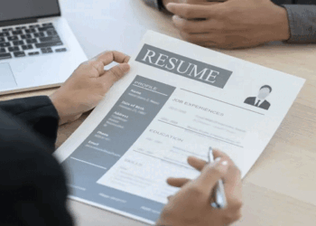 സൗദിയിൽ സ്വദേശിവൽക്കരണം പ്രായോ​ഗിക തലത്തിലേയ്ക്ക്: ജനറൽ മാനേജർ ഉൾപ്പെടെ നാല് തസ്തികകളിൽ ഇനി വിദേശികളെ പരി​ഗണിക്കില്ല; സൗദി പൗരന്മാർക്ക് ഉയർന്ന തൊഴിലവസരങ്ങൾ ഉറപ്പാക്കാൻ നീക്കം