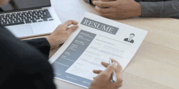 സൗദിയിൽ സ്വദേശിവൽക്കരണം പ്രായോ​ഗിക തലത്തിലേയ്ക്ക്: ജനറൽ മാനേജർ ഉൾപ്പെടെ നാല് തസ്തികകളിൽ ഇനി വിദേശികളെ പരി​ഗണിക്കില്ല; സൗദി പൗരന്മാർക്ക് ഉയർന്ന തൊഴിലവസരങ്ങൾ ഉറപ്പാക്കാൻ നീക്കം