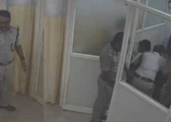 വൈദ്യപരിശോധനയ്ക്കെത്തിച്ച  പോക്സോ കേസ് പ്രതി ക്യാബിന്‍ ചില്ലുകള്‍ അടിച്ചു തകര്‍ത്തു, പരാക്രമം പൊലീസ് നോക്കിനില്‍ക്കെ, രോഗികള്‍ പരിക്കേല്‍ക്കാതെ രക്ഷപ്പെട്ടത് തലനാരിഴയ്ക്ക്