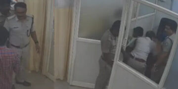 വൈദ്യപരിശോധനയ്ക്കെത്തിച്ച  പോക്സോ കേസ് പ്രതി ക്യാബിന്‍ ചില്ലുകള്‍ അടിച്ചു തകര്‍ത്തു, പരാക്രമം പൊലീസ് നോക്കിനില്‍ക്കെ, രോഗികള്‍ പരിക്കേല്‍ക്കാതെ രക്ഷപ്പെട്ടത് തലനാരിഴയ്ക്ക്