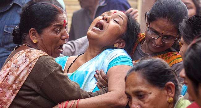 ഇന്ത്യയിൽ ഏറ്റവും മാലിന്യ മുക്തമെന്ന് ഊറ്റംകൊണ്ട മധ്യപ്രദേശ് ഇന്ന് കുടിവെള്ളത്തിന്റെ പേരിൽ നിരപരാധികളുടെ ശവപ്പറമ്പായി മാറുന്നു, മരണം അനൗദ്യോഗിമായി 15 എന്ന് റിപ്പോർട്ടുകൾ വരുമ്പോഴും കൃത്യമായ കണക്ക് പുറത്തുവിടാതെ ബിജെപി, മൗനം പാലിച്ച് ദേശീയ മാധ്യമങ്ങൾ, ബിജെപി സർക്കാർ സംഖ്യകൾ കുറച്ചുകാണിക്കുന്നത് പ്രതിച്ഛായ രക്ഷിക്കാനെന്ന് കോൺഗ്രസ്