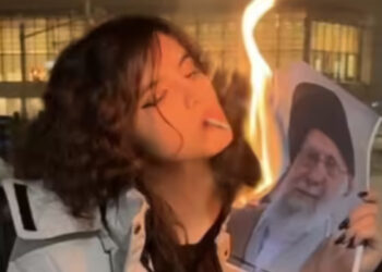 വ്യക്തി സ്വാതന്ത്രം അടിച്ചമര്‍ത്തി, സിഗരറ്റ് കൊണ്ട് ഖമേനിയുടെ ഫോട്ടോ കത്തിച്ച് യുവതികള്‍, ഇറാനില്‍ ജനരോഷം ആളിപ്പടരുന്നു, തടയാനാകാതെ അധികാരികള്‍