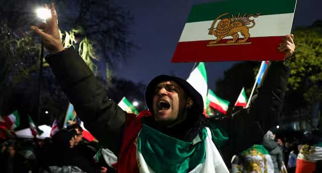 ഇറാനിൽ പുറംലോകവുമായുള്ള ബന്ധം കുറയ്ക്കാൻ നീക്കം? ആഗോളതലത്തിൽ സ്ഥിരമായ ഇന്റർനെറ്റ് ഷട്ട്ഡൗണിലേക്ക്, പദ്ധതി നടപ്പിലായാൽ ഭരണകൂടം അംഗീകരിച്ചവർക്ക് മാത്രം ഇന്റർനെറ്റ്…