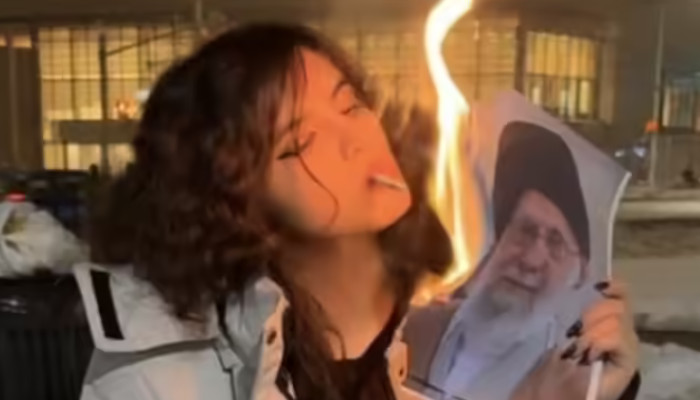 വ്യക്തി സ്വാതന്ത്രം അടിച്ചമര്ത്തി, സിഗരറ്റ് കൊണ്ട് ഖമേനിയുടെ ഫോട്ടോ കത്തിച്ച് യുവതികള്, ഇറാനില് ജനരോഷം ആളിപ്പടരുന്നു, തടയാനാകാതെ അധികാരികള്