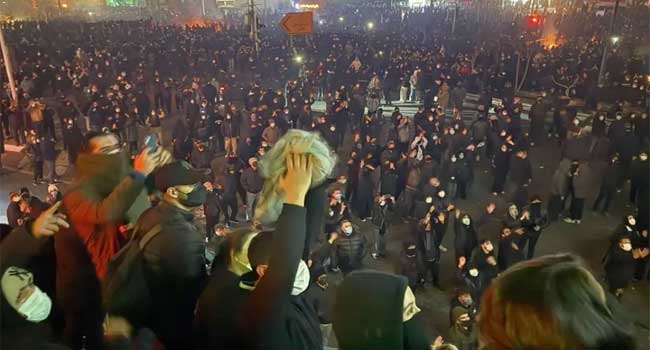 വെനസ്വേലയ്ക്ക് ശേഷം അമേരിക്കയുടെ കണ്ണുകൾ ഇറാനിൽ, അമേരിക്ക ഇടപെട്ടാൽ രാജ്യം നീങ്ങുക അപകടകരമായ അവസ്ഥയിലേക്ക്… തെരുവുകളിൽ മുഴങ്ങുന്നത് ഏകാധിപതിക്ക് മരണം മുദ്രാവാക്യങ്ങൾ…കലാപം അടിച്ചമർത്താൻ ഇറാൻ കൊലപ്പെടുത്തിയത് ഇരുന്നൂറിലേറെപ്പേരെ, ഭൂരിഭാ​ഗവും യുവാക്കൾ, പുറത്തുവന്നത് 6 ആശുപത്രിലെ മാത്രം കണക്കുകൾ!! ഇന്റർനെറ്റ്, ഫോൺ കണക്ഷനുകൾ വിച്ഛേദിച്ചു,