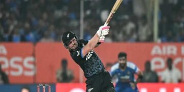 കഴിഞ്ഞ തവണ സഞ്ജുവായിരുന്നെങ്കിൽ ഇത്തവണ ഹെൻട്രിയുടെ ഇര അഭിഷേക്…. ​ഗോൾഡൻ ​ഡക്കിൽ അഭിഷേക് ശർമ പുറത്ത്!! എട്ടു റൺസുമായി നായകനും!!  നാലാമനായി റിങ്കു കളത്തിൽ, ഇന്ത്യക്കുമുന്നിൽ 216 ന്റെ വിജയലക്ഷ്യമുയർത്തി ന്യൂസിലൻഡ്