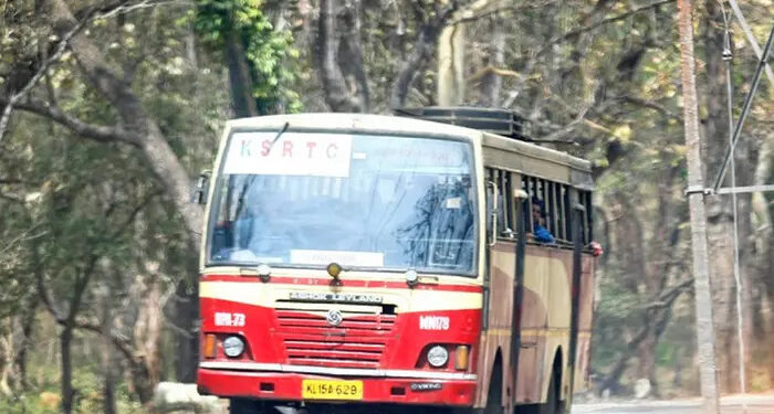 അപകടകരമായ രീതിയില്‍ വാഹനം ഓടിച്ചു, ചോദ്യം ചെയ്ത യാത്രക്കാര്‍ക്ക് നേരെ അസഭ്യവര്‍ഷം, ബസ് ഓടിക്കുന്നതിനിടെ പിന്നോട്ട് നോക്കി ബഹളം വച്ചു, കെഎസ്ആര്‍ടിസി ഡ്രൈവര്‍ക്കെതിരെ പരാതിയുമായി യാത്രക്കാരി