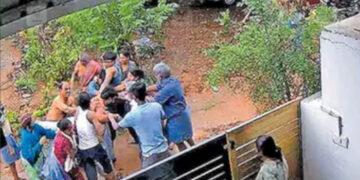 കാറിനു കണ്ണേറ് തട്ടാതിരിക്കാന്‍ ദിവസവും നാരങ്ങയേറ്, ചെന്നുവീഴുന്നത് അയല്‍വാസിയുടെ വീടിന് മുകളില്‍, ചോദ്യം ചെയ്തതോടെ കൂട്ടത്തല്ല്