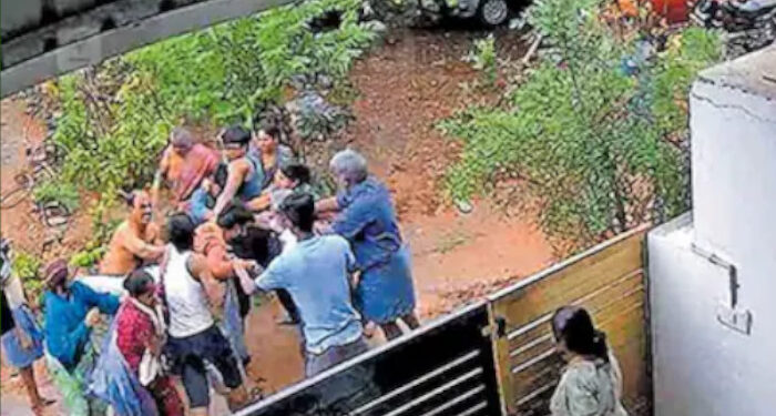 കാറിനു കണ്ണേറ് തട്ടാതിരിക്കാന്‍ ദിവസവും നാരങ്ങയേറ്, ചെന്നുവീഴുന്നത് അയല്‍വാസിയുടെ വീടിന് മുകളില്‍, ചോദ്യം ചെയ്തതോടെ കൂട്ടത്തല്ല്