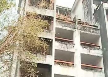 മരടിലെ ചരിഞ്ഞ ഫ്ലാറ്റിനുള്ളിൽ അഴുകിയ നിലയിൽ പുത്തൻകുരിശ് സ്വദേശിയുടെ മൃതദേഹം, തലയ്ക്കു പിന്നിൽ ഗുരുതര പരുക്ക്, കാലുകൾക്കും ഒടിവ്