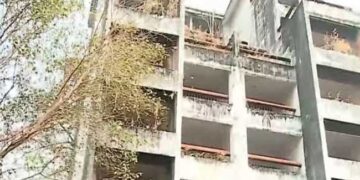 മരടിലെ ചരിഞ്ഞ ഫ്ലാറ്റിനുള്ളിൽ അഴുകിയ നിലയിൽ പുത്തൻകുരിശ് സ്വദേശിയുടെ മൃതദേഹം, തലയ്ക്കു പിന്നിൽ ഗുരുതര പരുക്ക്, കാലുകൾക്കും ഒടിവ്