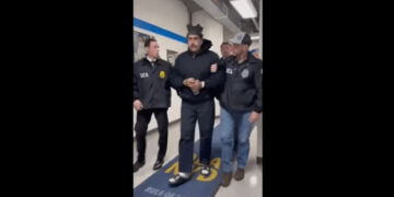 ഞാന്‍ കുറ്റക്കാരനല്ല, മാന്യനായ വ്യക്തിയാണ്, എന്നെ തട്ടിക്കൊണ്ടുവന്നതാണ്, അമേരിക്കന്‍ കോടതിയില്‍  പൊട്ടിത്തെറിച്ച് വെനസ്വേലന്‍ പ്രസിഡന്റ്, മഡുറോയെ കോടതിയില്‍ ഹാജരാക്കിയത് ജയില്‍ വസ്ത്രം ധരിപ്പിച്ച്