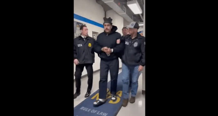 ഞാന്‍ കുറ്റക്കാരനല്ല, മാന്യനായ വ്യക്തിയാണ്, എന്നെ തട്ടിക്കൊണ്ടുവന്നതാണ്, അമേരിക്കന്‍ കോടതിയില്‍  പൊട്ടിത്തെറിച്ച് വെനസ്വേലന്‍ പ്രസിഡന്റ്, മഡുറോയെ കോടതിയില്‍ ഹാജരാക്കിയത് ജയില്‍ വസ്ത്രം ധരിപ്പിച്ച്