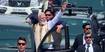 തലസ്ഥാന നഗരിയിൽ പ്രധാനമന്ത്രിയുടെ റോഡ് ഷോ, വൻ പ്രഖ്യാപനത്തിനു കാതോർത്ത് കേരളം!! പ്രവർത്തകരെ കൈവീശി അഭിവാദ്യം ചെയ്ത് പ്രധാനമന്ത്രി