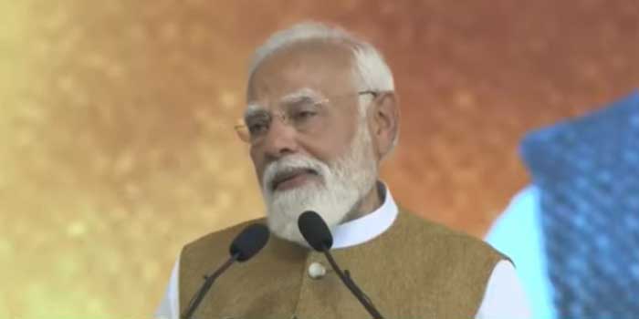 എന്റെ സുഹൃത്തുക്കളേ… മലയാളം പറഞ്ഞ് കയ്യിലെടുത്ത് പ്രധാനമന്ത്രി, ശ്രീ ചിത്രയിൽ റേഡിയോ ചികിത്സാ സെന്ററിന് തറക്കല്ലിട്ടു!! വിവി രാജേഷ് എന്റെ പഴയ സുഹൃത്ത്, നേരത്തെ ധനികരുടെ കൈകളിൽ മാത്രമായിരുന്നു ക്രെഡിറ്റ് കാർഡ്, ഇപ്പോൾ തെരുവ് കച്ചവടക്കാരുടെ കൈകളിലും ക്രെഡിറ്റ് കാർഡ് എത്തി… പിഎം സ്വാനിധി പദ്ധതിയിലേക്ക് കേരളത്തേയും ഉൾപ്പെടുത്തും- മോദി