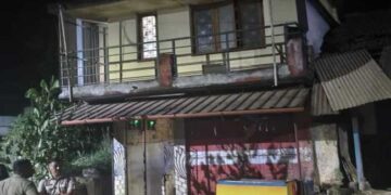 മകനെ ഭാര്യവീട്ടുകാർ കാണാൻ അനുവദിക്കുന്നില്ലെന്നു പരാതി, പിന്നാലെ ഭാര്യാമാതാപിതാക്കളെ വെട്ടിക്കൊലപ്പെടുത്തി, നാലുവയസുകാരൻ മകനും വെട്ടേറ്റു, ​കുഞ്ഞിന്റെ പരുക്ക് ഗുരുതരം, കൊലയ്ക്ക് ശേഷം സ്വയം കൈയുടെ ഞരമ്പുമുറിച്ച് ഓടി രക്ഷപെട്ട പ്രതിയെ പിടികൂടി, ദമ്പതികളെ കൊലപ്പെടുത്തിയത് വളർത്തുമകളുടെ ഭർത്താവ്