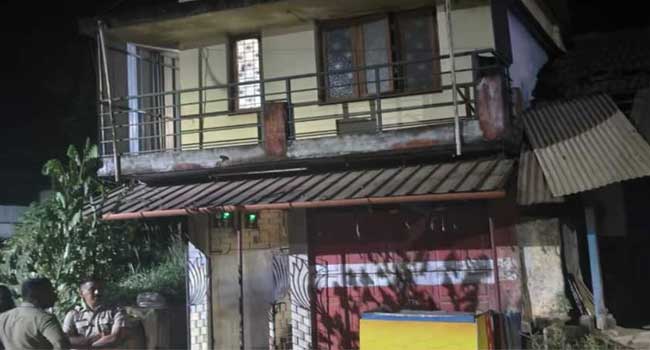 മകനെ ഭാര്യവീട്ടുകാർ കാണാൻ അനുവദിക്കുന്നില്ലെന്നു പരാതി, പിന്നാലെ ഭാര്യാമാതാപിതാക്കളെ വെട്ടിക്കൊലപ്പെടുത്തി, നാലുവയസുകാരൻ മകനും വെട്ടേറ്റു, ​കുഞ്ഞിന്റെ പരുക്ക് ഗുരുതരം, കൊലയ്ക്ക് ശേഷം സ്വയം കൈയുടെ ഞരമ്പുമുറിച്ച് ഓടി രക്ഷപെട്ട പ്രതിയെ പിടികൂടി, ദമ്പതികളെ കൊലപ്പെടുത്തിയത് വളർത്തുമകളുടെ ഭർത്താവ്