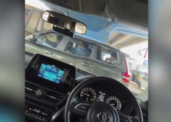 കാർന്നോമ്മാർക്ക് അടുപ്പിലും ആകാല്ലേ… പോലീസ് സ്റ്റേഷനു മുന്നിൽ നിർത്തിയിട്ട കാറിലിരുന്ന് വെള്ളമടിക്കുന്ന 6 പോലീസുകാരുടെ ദൃശ്യങ്ങൾ പുറത്ത്, വെള്ളമടിച്ചശേഷം അതേ വാഹനത്തിൽ നേരെ വിവാഹ സൽക്കാര വേദിയിലേക്ക്, പിന്നാലെ ഡ്യൂട്ടിക്കും കയറി!! അന്വേഷണത്തിന് ഉത്തരവിട്ട് സ്പെഷ്യൽ ബ്രാഞ്ച് എസ്പി