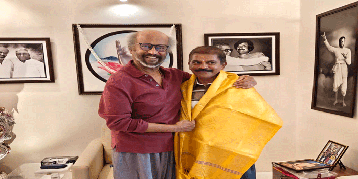 മധുരയിൽ ചായക്കടക്കാരനായ രജനീ ശേഖർ ‘കട്ട രജനികാന്ത് ഫാൻ’… ഒടുവിലിതാ സാക്ഷാൽ സ്റ്റൈൽ മന്നന്റെ വീട്ടിലേക്ക് നേരിട്ട് ക്ഷണം; സമ്മാനമായി സ്വർണ്ണ മാലയും!