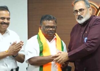 “എന്നെ ഉപദ്രവിക്കരുത് എന്ന് പലപ്പോഴും ആവശ്യപ്പെട്ടു, പലതും സഹിച്ചു… ഞാനാരെയും കൂടെ ക്ഷണിച്ചിട്ടില്ല, പ്രസ്ഥാനത്തിൽ നിന്ന് ആരേയും അടർത്തിമാറ്റാനില്ല!! പൂർണമായി ബിജെപിയിൽ എന്ന് ഇപ്പോൾ പറയില്ല”… മുൻ എംഎൽഎ എസ് രാജേന്ദ്രനൊപ്പം മറ്റു രണ്ടുപേർ കൂടി ബിജെപിയിൽ, എട്ടാം തീയതി നൂറുകണക്കിനാളുകൾ ബിജെപിയിലെത്തും- രാജീവ് ചന്ദ്രശേഖർ