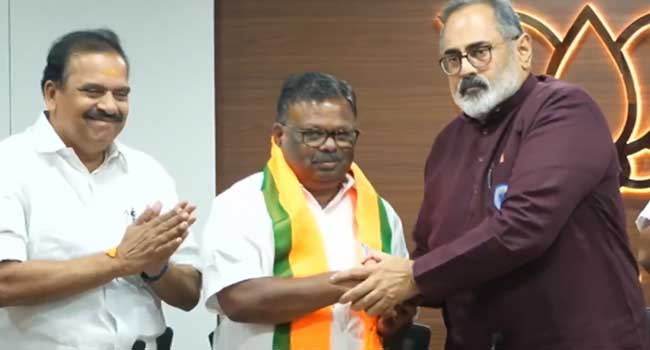 “എന്നെ ഉപദ്രവിക്കരുത് എന്ന് പലപ്പോഴും ആവശ്യപ്പെട്ടു, പലതും സഹിച്ചു… ഞാനാരെയും കൂടെ ക്ഷണിച്ചിട്ടില്ല, പ്രസ്ഥാനത്തിൽ നിന്ന് ആരേയും അടർത്തിമാറ്റാനില്ല!! പൂർണമായി ബിജെപിയിൽ എന്ന് ഇപ്പോൾ പറയില്ല”… മുൻ എംഎൽഎ എസ് രാജേന്ദ്രനൊപ്പം മറ്റു രണ്ടുപേർ കൂടി ബിജെപിയിൽ, എട്ടാം തീയതി നൂറുകണക്കിനാളുകൾ ബിജെപിയിലെത്തും- രാജീവ് ചന്ദ്രശേഖർ
