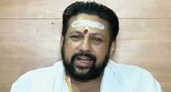 പോറ്റിക്കു അടിച്ചുമാറ്റാനുള്ള വഴിവെട്ടിയതു തന്ത്രി…തന്ത്രിയെ കുരുക്കി പോറ്റി!! ഉണ്ണികൃഷ്ണൻ പോറ്റി സ്വർണം അടിച്ചുമാറ്റിയ വിവരം തന്ത്രിക്ക് അറിയാമായിരുന്നു, തന്ത്രി നൽകിയ സ്പോൺസർഷിപ്പ് അനുമതികൾ സംശയാസ്പദം, പോറ്റിക്കു ലഭിച്ച ലാഭത്തിൻറെ പങ്ക് തന്ത്രിയും കൈപ്പറ്റി? ശബരിമല സ്വർണക്കൊള്ളയിൽ കണ്ഠരര് രാജീവര് അറസ്റ്റിൽ