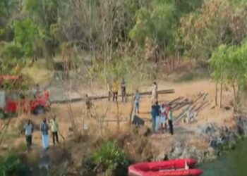 ശനിയാഴ്ച അർധരാത്രി 12 മണിവരെ ആഷിഖ് സുഹൃത്തുക്കൾക്കൊപ്പം… പിന്നാലെ യുവാവിനെ കാണാതായി, ബൈക്കും ഹെൽമെറ്റും മൊബൈൽഫോണും ചെരിപ്പും കോതാട് പാലത്തിൽ!! എന്തോ പുഴയിലേക്കു വീണ ശബ്ദം കേട്ടതായി സമീപവാസികൾ, പുഴയിൽ ചാടിയതായി സംശയം, തിരച്ചിൽ