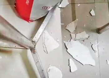 ശസ്ത്രക്രിയ കഴിഞ്ഞു കിടന്ന രോഗിയുടെ മുകളിലേക്ക് മേൽക്കൂരയുടെ സിമന്റ്‌ പാളി അടർന്നുവീണു, അപകടം കൊല്ലം ജില്ലാ ആശുപത്രിയിൽ, രോ​ഗി ഒരു വശത്തേക്ക് മാറിക്കിടന്നതിനാൽ അപകടം ഒഴിവായി