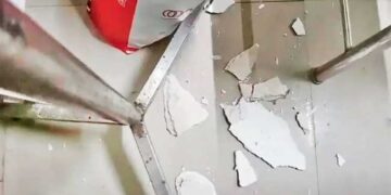 ശസ്ത്രക്രിയ കഴിഞ്ഞു കിടന്ന രോഗിയുടെ മുകളിലേക്ക് മേൽക്കൂരയുടെ സിമന്റ്‌ പാളി അടർന്നുവീണു, അപകടം കൊല്ലം ജില്ലാ ആശുപത്രിയിൽ, രോ​ഗി ഒരു വശത്തേക്ക് മാറിക്കിടന്നതിനാൽ അപകടം ഒഴിവായി