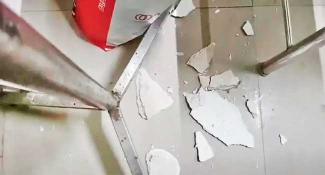 ശസ്ത്രക്രിയ കഴിഞ്ഞു കിടന്ന രോഗിയുടെ മുകളിലേക്ക് മേൽക്കൂരയുടെ സിമന്റ്‌ പാളി അടർന്നുവീണു, അപകടം കൊല്ലം ജില്ലാ ആശുപത്രിയിൽ, രോ​ഗി ഒരു വശത്തേക്ക് മാറിക്കിടന്നതിനാൽ അപകടം ഒഴിവായി