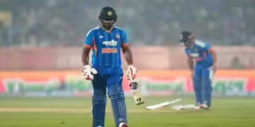 കാര്യവട്ടത്ത് കാര്യമായിട്ടൊന്നും ചെയ്യാതെ സഞ്ജു!! 6 റൺസുമായി സഞ്ജുവും 30 റൺസെടുത്ത അഭിഷേക് ശർമയും പുറത്ത്