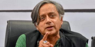 ഞാനെവിടേക്കും പോകുന്നില്ല… രാഹുല്‍ ഗാന്ധിയെ എതിര്‍ക്കുന്ന ഒരു നിലപാടും സ്വീകരിച്ചിട്ടില്ല, അദ്ദേഹം എന്റെ നേതാവ്, തന്റെ നിലപാടുകള്‍ മാധ്യമങ്ങള്‍ വളച്ചൊടിച്ചു,  രാഷ്ട്രീയമല്ല രാഷ്ട്രം നന്നായാല്‍ മതി എന്ന നിലപാടാണ് തനിക്കുള്ളതെന്ന് ശശി തരൂര്‍