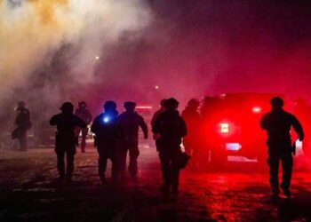 രക്ഷപ്പെടാൻ ശ്രമിച്ച വെനിസ്വേലൻ പൗരനെ വെടിവെച്ചു വീഴ്ത്തി, ‘ഞാൻ വൈകല്യമുള്ള ആളാണെന്ന് പറഞ്ഞിട്ടും, അവർ എന്നെ മൃഗത്തെപ്പോലെ കെട്ടിവലിച്ചു’… യുഎസ് പൗരത്വമുള്ള യുവതി!! മിനസോട്ടയിൽ സൈന്യത്തെ വിന്യസിക്കും, ട്രംപിന്റെ ഭീഷണി, കുടിയേറ്റ നടപടികൾക്കെതിരെ രൂക്ഷ പ്രതിഷേധം…എന്താണ് ഇൻസറക്ഷൻ ആക്ട്?