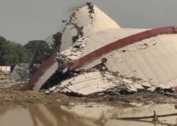 21 കോടി ചെലവഴിച്ച് 33 ​ഗ്രാമങ്ങൾക്കുവേണ്ടി നിർമിച്ച കൂറ്റൻ ജലസംഭരണി ഉദ്ഘാടനത്തിനു മുൻപ് നിലംപൊത്തി , 11 ലക്ഷം ലിറ്റർ വെള്ളം കൊള്ളുന്ന സംഭരണി കപ്പാസിറ്റി ടെസ്റ്റി’നിടെ 9 ലക്ഷം ലിറ്ററെത്തിയപ്പോഴേക്കും വിള്ളൽവീണു പിന്നാലെ തകർന്നുവീണു, ഏഴുപേർ അറസ്റ്റിൽ- Video