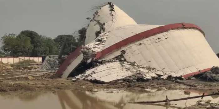 21 കോടി ചെലവഴിച്ച് 33 ​ഗ്രാമങ്ങൾക്കുവേണ്ടി നിർമിച്ച കൂറ്റൻ ജലസംഭരണി ഉദ്ഘാടനത്തിനു മുൻപ് നിലംപൊത്തി , 11 ലക്ഷം ലിറ്റർ വെള്ളം കൊള്ളുന്ന സംഭരണി കപ്പാസിറ്റി ടെസ്റ്റി’നിടെ 9 ലക്ഷം ലിറ്ററെത്തിയപ്പോഴേക്കും വിള്ളൽവീണു പിന്നാലെ തകർന്നുവീണു, ഏഴുപേർ അറസ്റ്റിൽ- Video