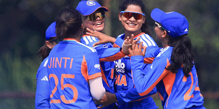 പെങ്ങന്മാർ തൂത്തുവാരി, ഇനി ആങ്ങളമാരുടെ ഊഴം; ഏഷ്യാകപ്പിൽ  പാക്കിസ്ഥാനെ തുരത്തി ഇന്ത്യൻ പെൺപട; എട്ടു വിക്കറ്റിന്റെ മിന്നും വിജയം